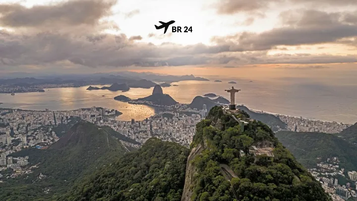 Vista aérea do Cristo Redentor e praias, ideal para ilustrar hotéis no Rio de Janeiro