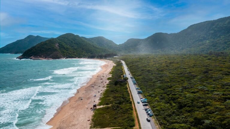 Vista aérea da Praia de Grumari no Rio de Janeiro