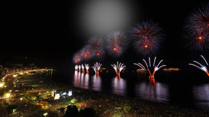 Fogos do R&eacute;veillon Copacabana 2025 iluminando a praia do Rio de Janeiro