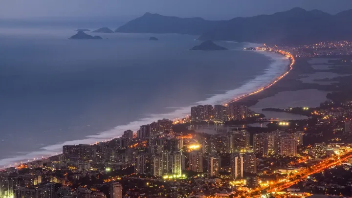 Imagem de um hotel em Copacabana com vista para a praia e o mar