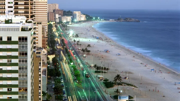 Vista da praia de Ipanema com hotéis ao fundo, ideal para hospedagem.