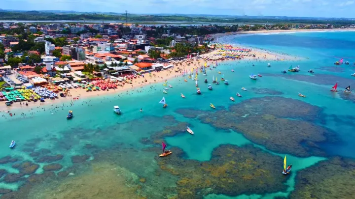 Vista panorâmica das deslumbrantes praias de Maragogi com águas cristalinas.