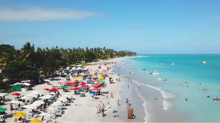 Vista deslumbrante das águas cristalinas nas praias de Maragogi
