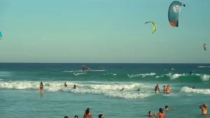 Imagem da praia Barra da Tijuca com destaque para o melhor posto, ideal para um dia ensolarado.