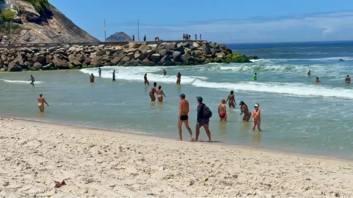 Praia do Pepê na Barra da Tijuca com surfistas e quiosques, a melhor praia da Barra da Tijuca.