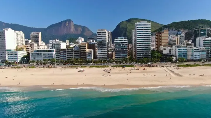 Pôr do sol no Arpoador, um dos melhores lugares para aproveitar o que fazer em Ipanema.