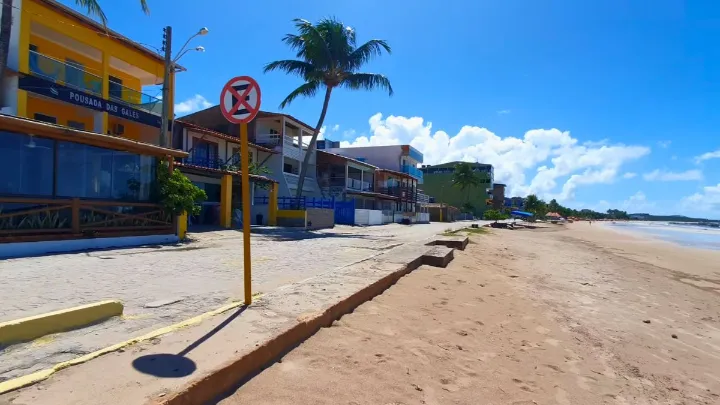 Vista panorâmica de pousadas baratas em Maragogi à beira-mar