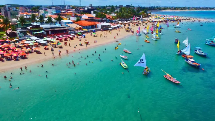 Vista panorâmica da Praia de Antunes Maragogi com águas claras e areia branca