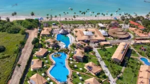 Vista aérea do Resort Grand Oca Maragogi em frente ao mar azul-turquesa