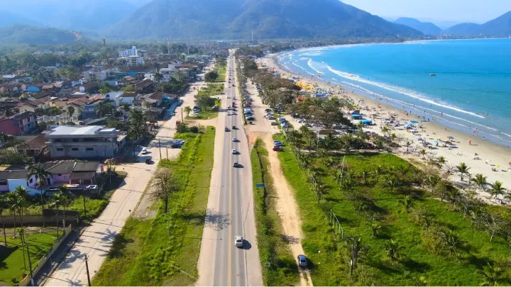 Vista panorâmica da Praia de Itamambuca em Ubatuba com mata atlântica ao fundo
