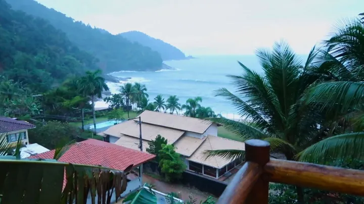 Airbnb Ubatuba com vista para o mar e varandas amplas