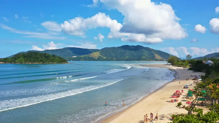 Hotel à beira-mar em Ubatuba com vista panorâmica para o oceano
