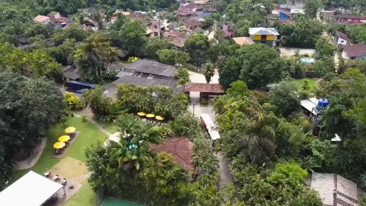 Vista do Itamambuca Eco Resort Ubatuba em meio à vegetação exuberante