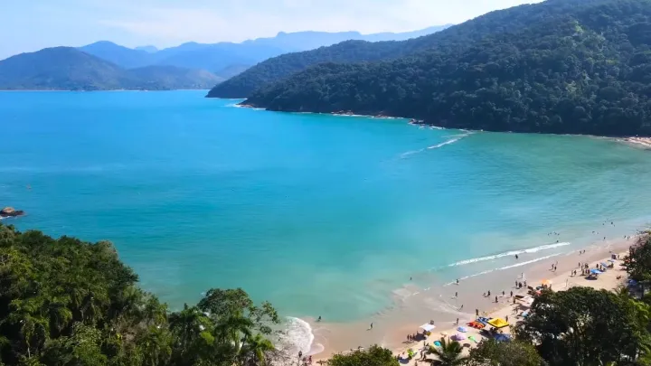 Praia de Itamambuca em Ubatuba com sol e poucas nuvens