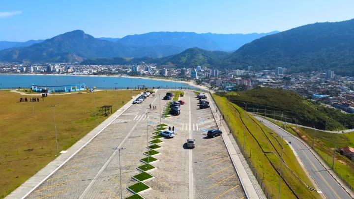 Vista panorâmica das trilhas de Ubatuba com floresta e mar