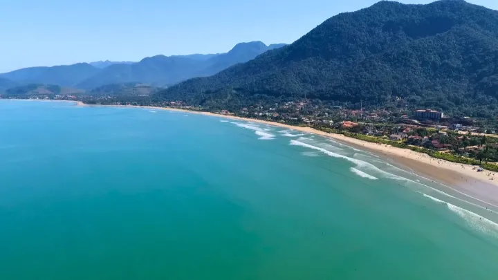 Vista panorâmica da praia da Maranduba Ubatuba com quiosques e mar azul
