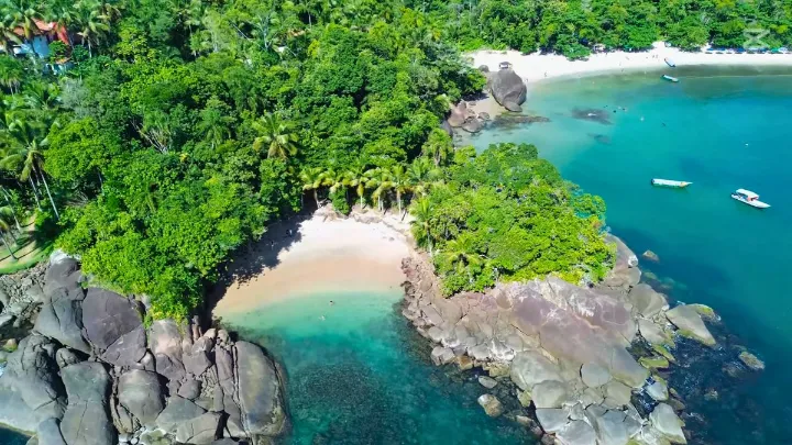 Vista panorâmica da praia do félix ubatuba com mata atlântica ao fundo
