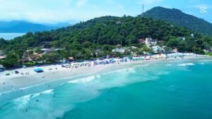 Vista da Praia do Tenório em Ubatuba com mar calmo e areia dourada