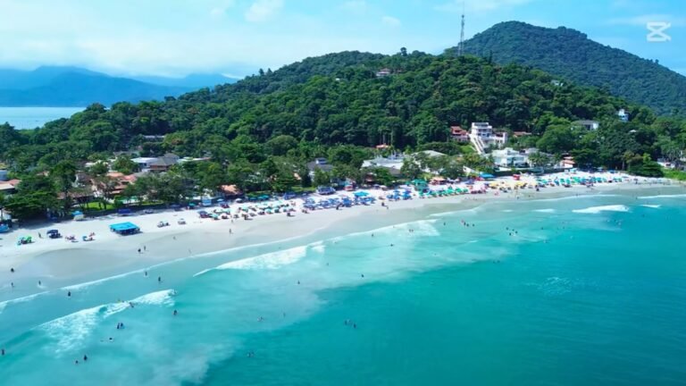 Vista da Praia do Tenório em Ubatuba com mar calmo e areia dourada