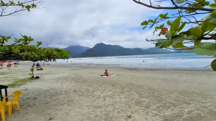 Praia do Perequê-Açu com quiosques e famílias na areia