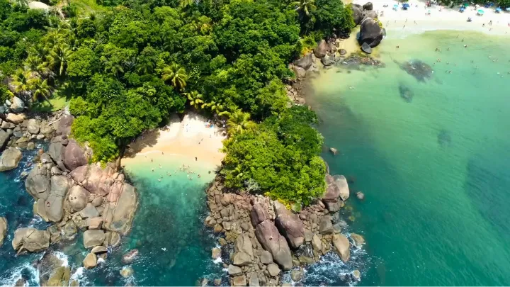 Vista panorâmica das praias de Ubatuba com mar azul e vegetação costeira