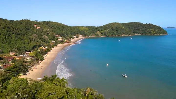 Vista das praias do norte de Ubatuba com mar cristalino e vegetação exuberante
