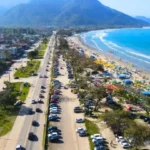 Vista panorâmica das praias do sul de Ubatuba com mar calmo e estrutura de quiosques