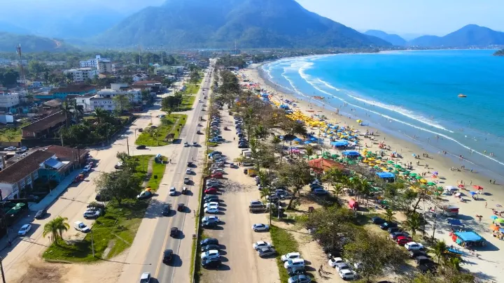 Vista panorâmica das praias do sul de Ubatuba com mar calmo e estrutura de quiosques