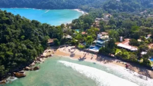 Vista panorâmica das praias de Ubatuba com águas claras e vegetação exuberante