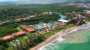 Vista aérea do Resort Salinas Maragogi Brasil cercado por águas cristalinas