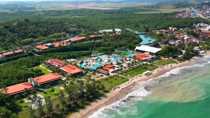 Vista aérea do Resort Salinas Maragogi Brasil cercado por águas cristalinas