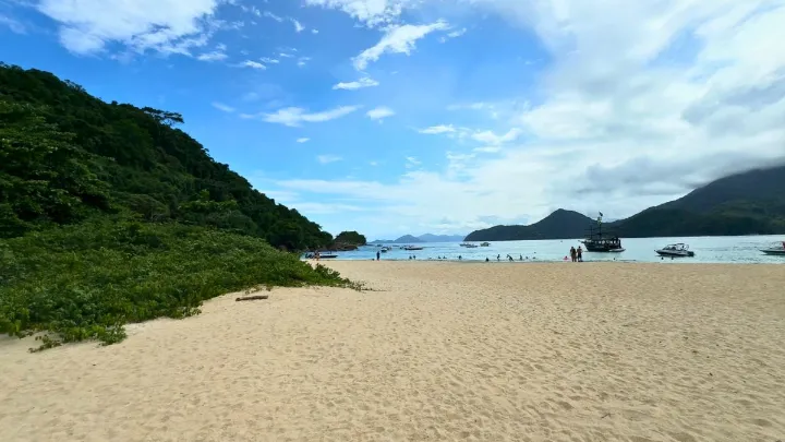 Praia deserta com mar azul e montanhas em Ubatuba