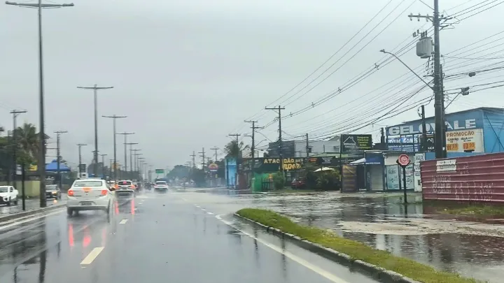 Praia de Ubatuba com céu parcialmente nublado e mar calmo, clima perfeito para relaxar