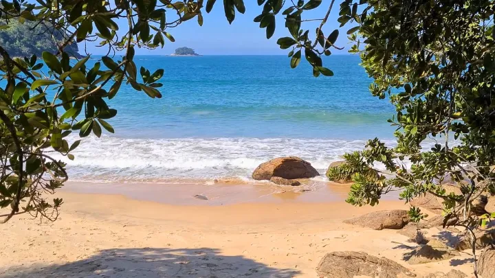 Praia deserta ao longo da trilha das sete praias ubatuba