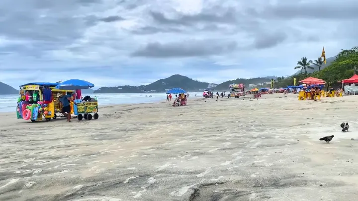 Praia de Ubatuba com céu limpo e mar calmo