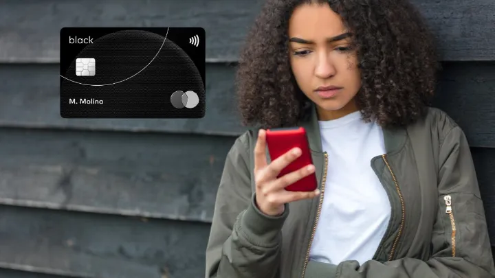 Mulher olhando celular com cartão preto ilustrado ao lado
