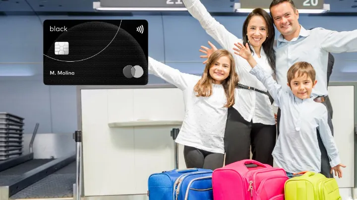 Família sorrindo no aeroporto com malas e um cartão Mastercard Black.