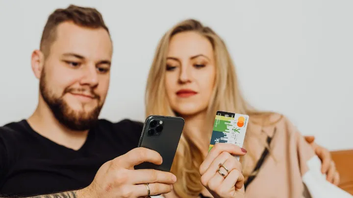 Tela de smartphone mostrando consulta de saldo de milhas em aplicativo