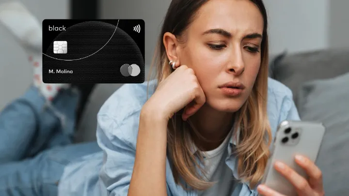 Mulher olhando para smartphone com cartão Mastercard Black destacado.