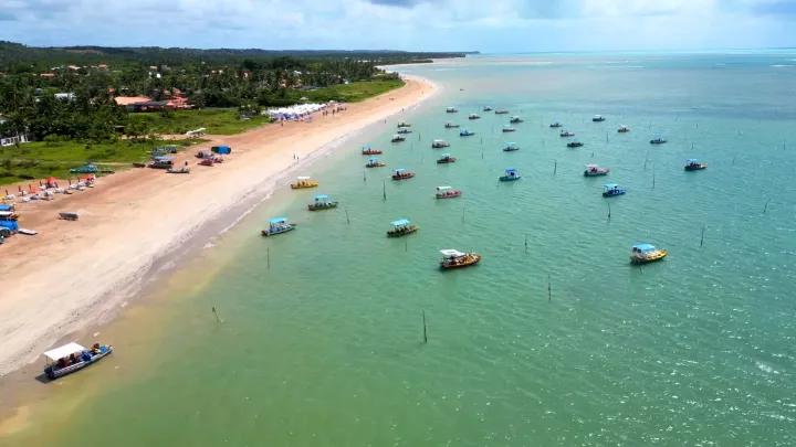 Vista panorâmica de São Miguel dos Milagres com sol e mar azul