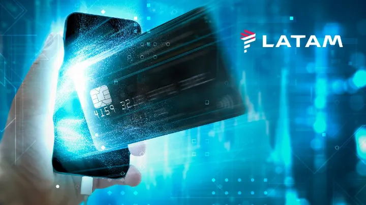 Passageiro usando milhas LATAM para check-in no aeroporto