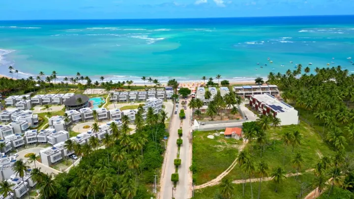 Vista das pousadas à beira-mar em São Miguel dos Milagres