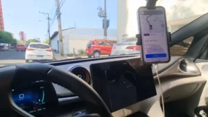 Carro Uber em estrada de Maceió a São Miguel dos Milagres