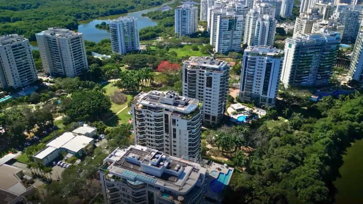 Vista aérea de prédios e áreas verdes na Barra da Tijuca, Rio de Janeiro.
