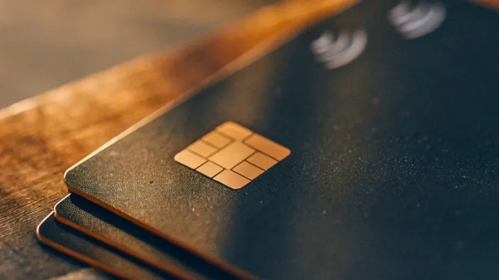 Cartões de crédito pretos com chip em destaque