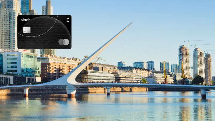 Cartão Mastercard Black sobre a Ponte da Mulher em Buenos Aires, Argentina.