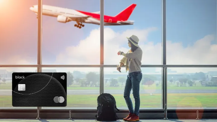 Pessoa com mochila em aeroporto observando avião decolar com cartão Mastercard Black em destaque.