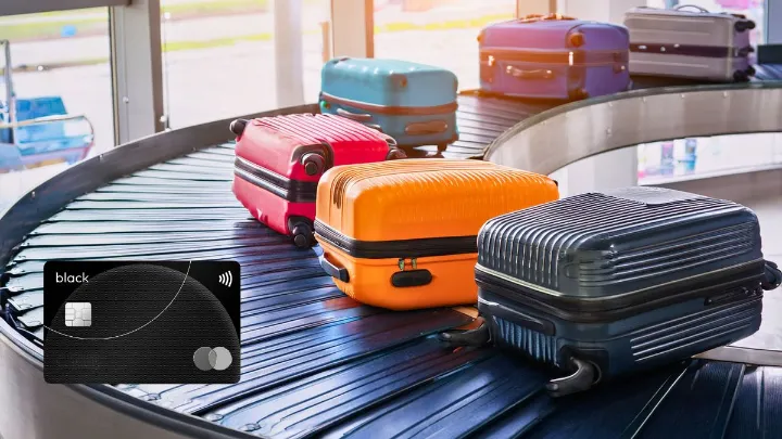 Bagagens coloridas em esteira e cartão Mastercard Black no canto.