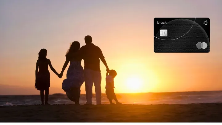 Família com duas crianças de mãos dadas na praia ao pôr do sol, com cartão Mastercard Black à direita.
