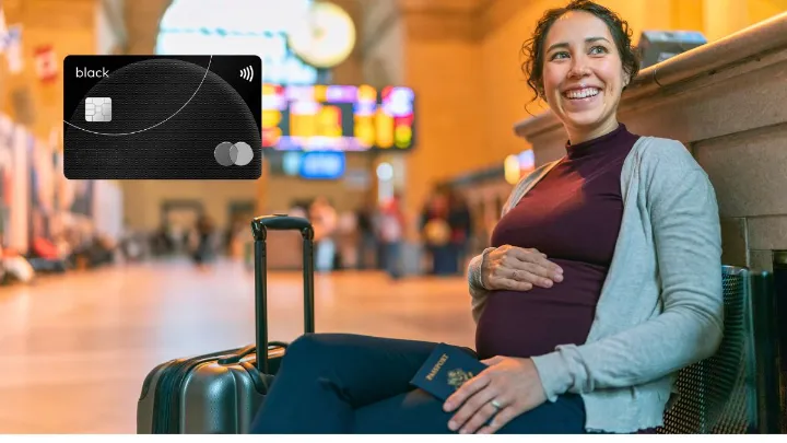 Gestante sorrindo em estação com mala, passaporte e cartão Mastercard Black.